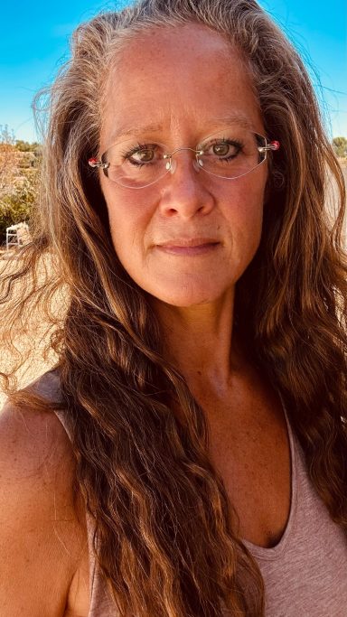 Melanie Jochem lacht im Garten ihrer Finca in Spanien